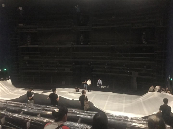 影迷與工作人員一起完成掛幕 影迷與工作人員一起完成掛幕