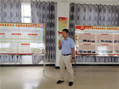 西盟縣委常委、組織部長石字國介紹黨建工作