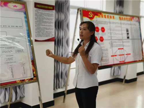 新廠鎮(zhèn)黨委書記馬玉華介紹脫貧工作委員會的工作模式