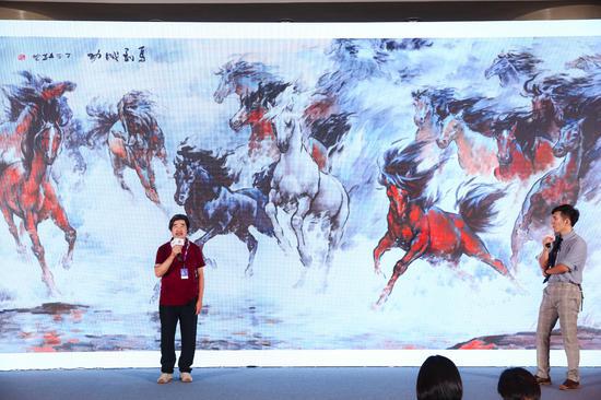 景德鎮(zhèn)陶藝設(shè)計(jì)家協(xié)會(huì)主席郭文連贈(zèng)與微博藝術(shù)作品儀式