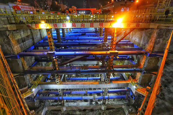 火車北站是昆明首個(gè)地下四層16m島式站臺(tái)車站，長345m，基坑開挖深度約38.6m，地連墻深度72m。