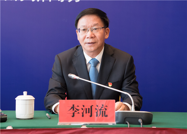 昆明經(jīng)開區(qū)管委會(huì)主任李河流在會(huì)上發(fā)言