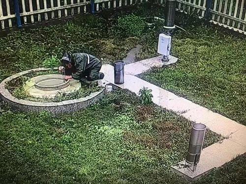 臺風(fēng)天，81歲的她在暴雨中心跪著……