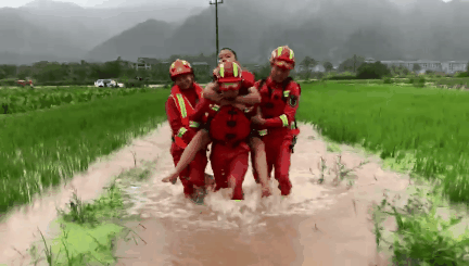 狂風(fēng)暴雨，總有人用盡全力默默保護(hù)你