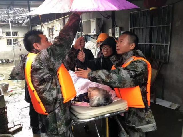 狂風(fēng)暴雨，總有人用盡全力默默保護(hù)你