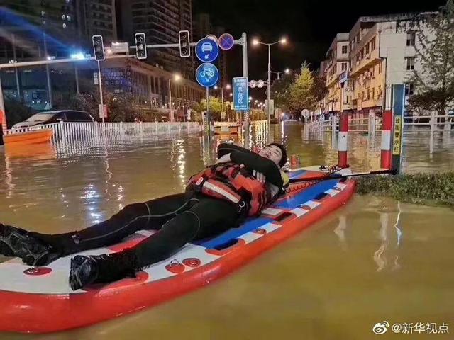 狂風(fēng)暴雨，總有人用盡全力默默保護(hù)你