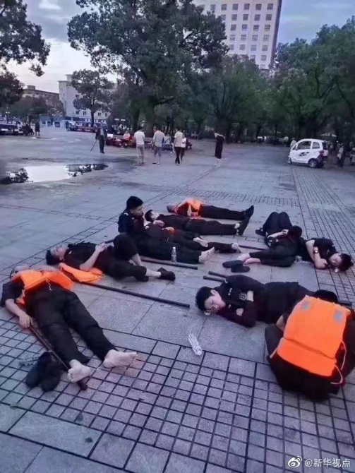 狂風(fēng)暴雨，總有人用盡全力默默保護(hù)你