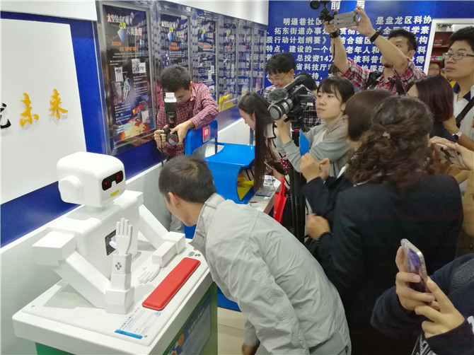 16.李宇韜-紀(jì)實(shí)攝影   作品簡(jiǎn)介：白塔社區(qū)組織轄區(qū)居民參觀“明通巷社區(qū)袖珍科普館”，人們通過儀器上的說明和實(shí)際動(dòng)手操作，進(jìn)一步的了解科學(xué)原理。作者姓名：李宇韜；拍攝地址：明通巷18號(hào)；手機(jī)號(hào)碼：18788463050；投稿類別：禮贊共和國紀(jì)實(shí)攝影