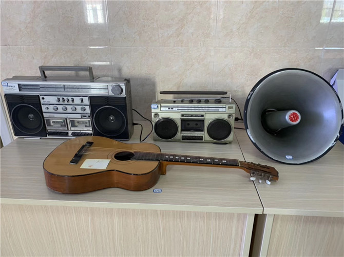 27.趙卓莉-紀(jì)實(shí)對(duì)比攝影  作品簡(jiǎn)介：這是專屬于我們抹不了的記憶，每一個(gè)老物件都有自己的熱情，他們?cè)冒唏g的印記記錄著那個(gè)時(shí)代的瘋狂。以前聽歌，只能用這種老式笨重的卡帶錄音機(jī)，那個(gè)時(shí)候無法想象現(xiàn)在聽歌只用打開手機(jī)，感謝科技發(fā)展給我們的生活帶來了翻天覆地的變化。