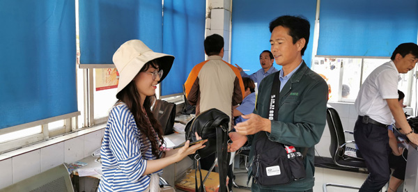 乘客前往車隊領(lǐng)回遺失的背包