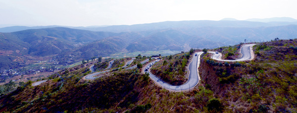 大山深處致富路。孟志堅(jiān)攝