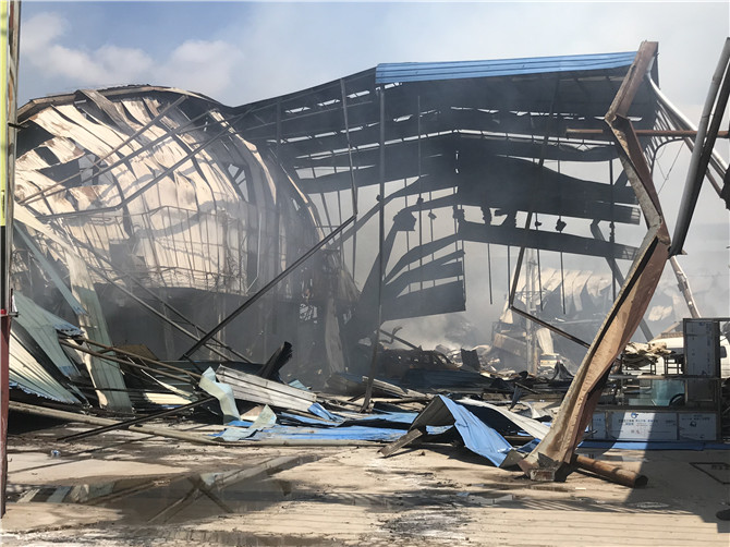 被燒毀的汽車修理廠