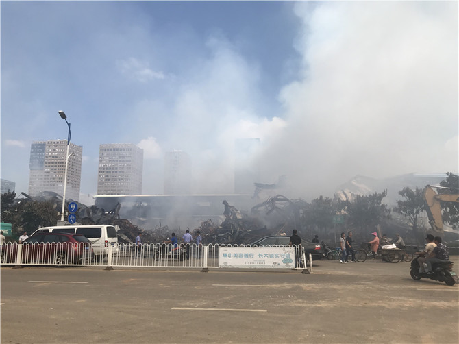 火場(chǎng)煙霧彌漫