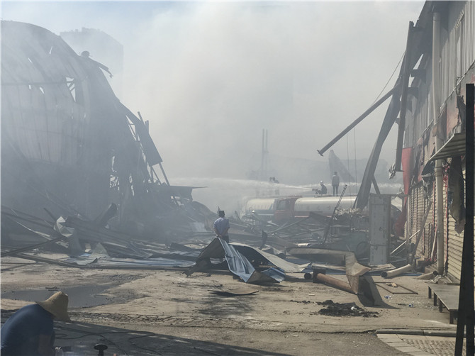 灑水車正在灑水降溫