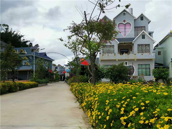 樹綠花開的曼拉村