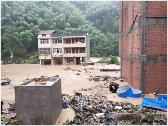 狂暴的臺風中，請記住這些無畏的“平民英雄”！