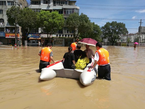 狂暴的臺風中，請記住這些無畏的“平民英雄”！