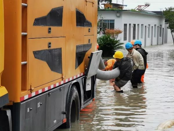 狂暴的臺風中，請記住這些無畏的“平民英雄”！