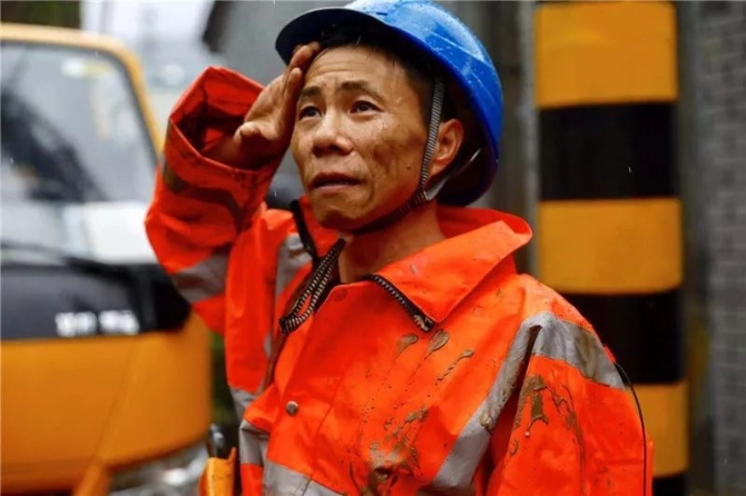 狂暴的臺風中，請記住這些無畏的“平民英雄”！