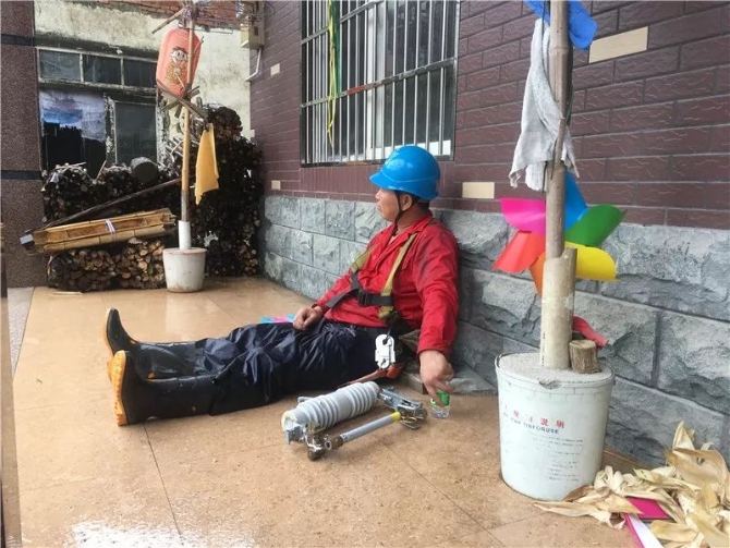 狂暴的臺風中，請記住這些無畏的“平民英雄”！