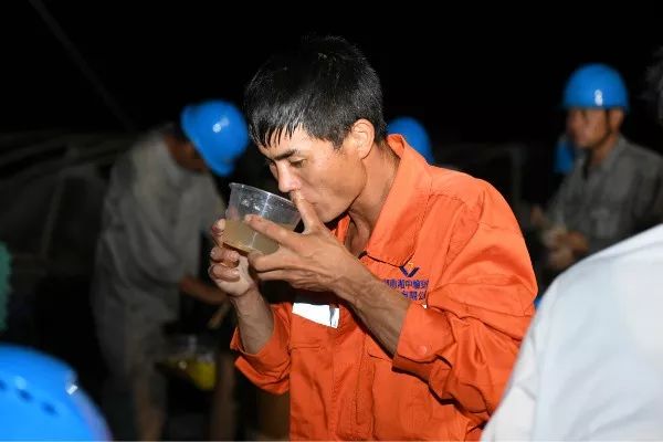 狂暴的臺風中，請記住這些無畏的“平民英雄”！