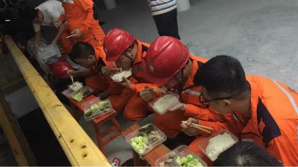 狂暴的臺風中，請記住這些無畏的“平民英雄”！