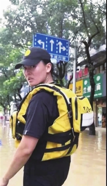 許亞萍救災(zāi)時的身影被傳到網(wǎng)上引起熱議