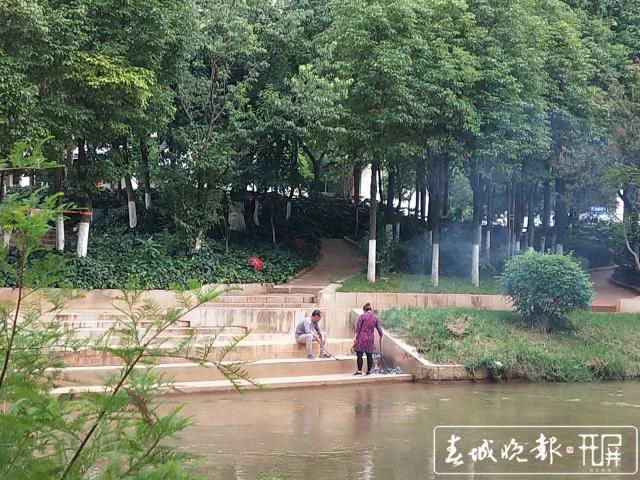 祭祀燒紙，昆明滇管執(zhí)法人員喊你不要在盤龍江邊…