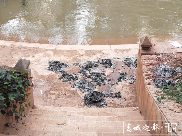 祭祀燒紙，昆明滇管執(zhí)法人員喊你不要在盤龍江邊…