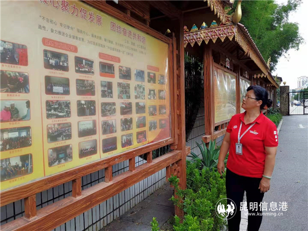 勐海茶廠黨委副書(shū)記雷雙拾向記者介紹黨建工作