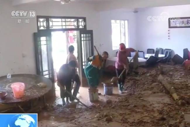 50多人正在飯店吃飯，老板突然說“別吃了，趕緊走！”