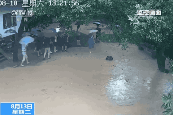 50多人正在飯店吃飯，老板突然說“別吃了，趕緊走！”