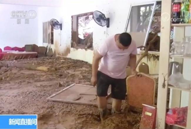 50多人正在飯店吃飯，老板突然說“別吃了，趕緊走！”