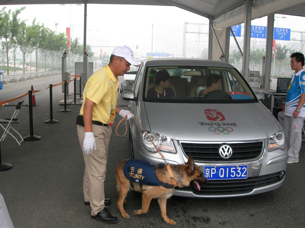 普洱市公安局刑偵支隊警犬大隊長李華帶麗卡月在北京進(jìn)行奧運(yùn)安檢工作