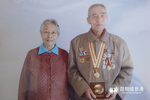 家人最后一次為王廷玉和侯梅蘭拍下的照片 家人最后一次為王廷玉和侯梅蘭拍下的照片