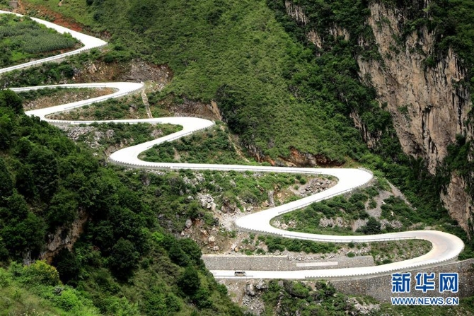 （在習近平新時代中國特色社會主義思想指引下——新時代新作為新篇章·總書記關(guān)心的百姓身邊事·圖文互動）（2）“四好農(nóng)村路”：通向幸福，通向遠方