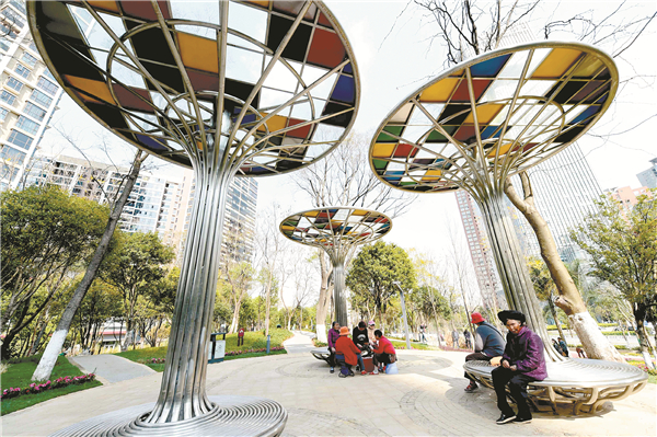 盤(pán)龍區(qū)老舊小區(qū)改造出一個(gè)綠地花園。 記者王俊星攝