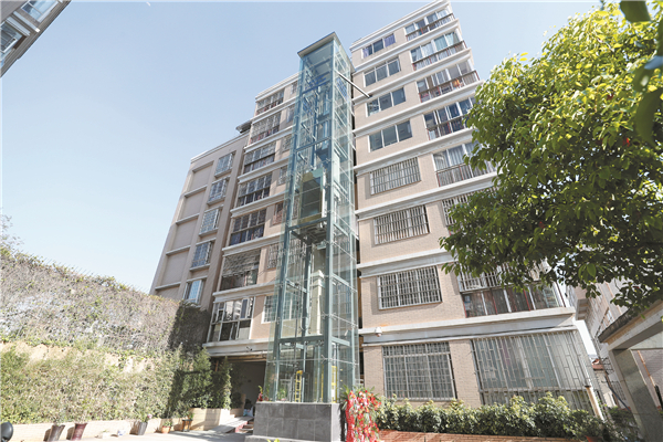 五華區(qū)鳳翥社區(qū)一老居民樓裝了新電梯。 記者李海曦?cái)z