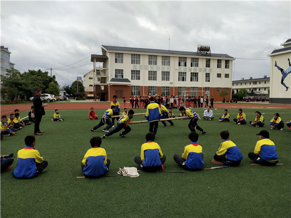 傳統(tǒng)競技項(xiàng)目頂杠。記者刁鳳云攝