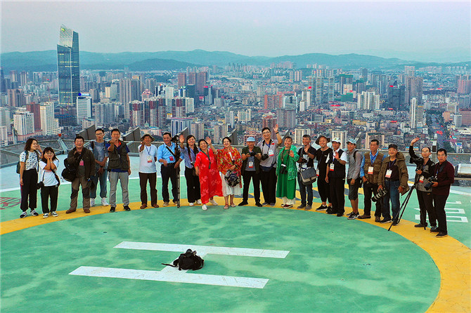昆鋼大廈頂層彩龍攝影師合影。網(wǎng)友“余人”攝。