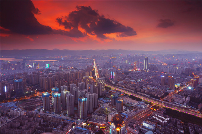 萬達(dá)南塔俯瞰西山。網(wǎng)友梁建攝。