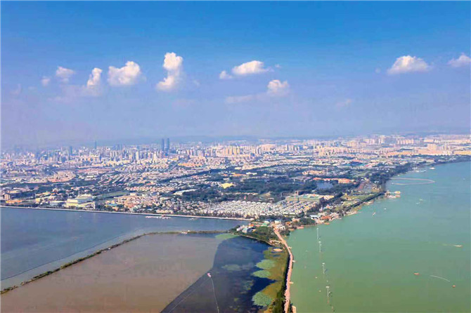 西山風(fēng)景區(qū)俯瞰昆明。網(wǎng)友梁建攝。