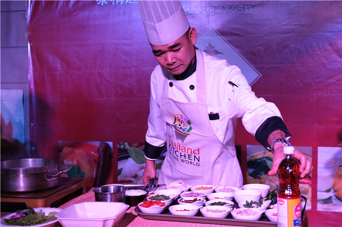 廚師現(xiàn)場(chǎng)制作“泰國(guó)精選”菜品 廚師現(xiàn)場(chǎng)制作“泰國(guó)精選”菜品