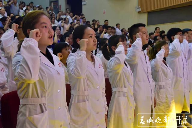 昆明市第二屆“健康春城·最美醫(yī)者”評(píng)選活動(dòng)揭曉 (2).jpg