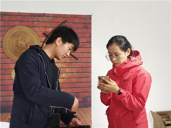 和倩如正幫阿龍調(diào)整直播設(shè)備。記者刁鳳云攝