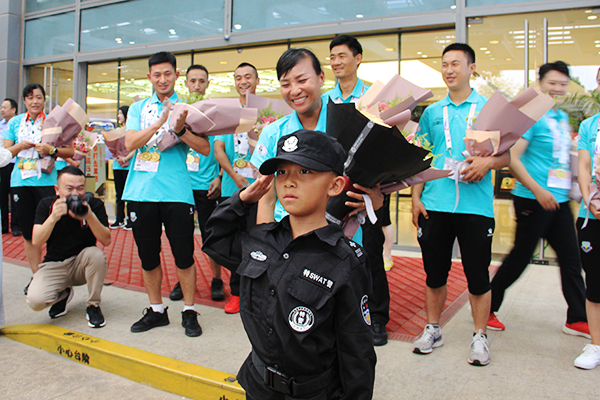 5.周婕7歲的兒子為媽媽獻(xiàn)花 梁家喬 攝 5.周婕7歲的兒子為媽媽獻(xiàn)花 梁家喬 攝