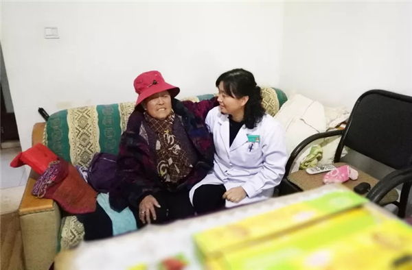 上門為老人體檢。五華區(qū)衛(wèi)生健康局供圖