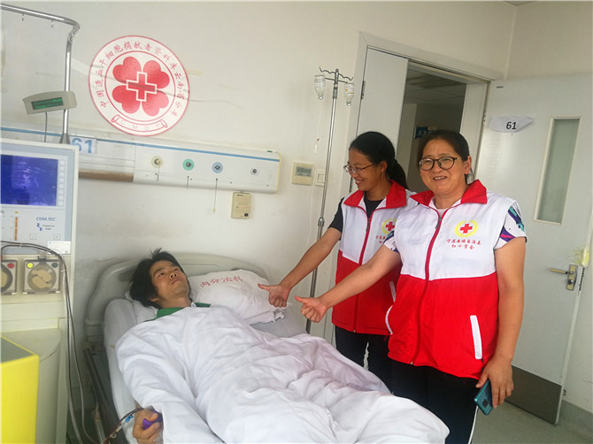 寧蒗紅會的王副會長和工作人員池老師一直陪在小丁身邊 寧蒗紅會的王副會長和工作人員池老師一直陪在小丁身邊