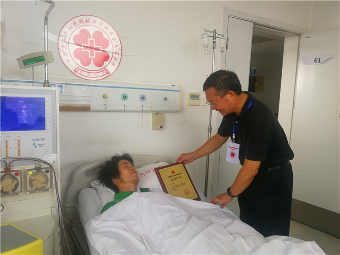 云南省紅十字會常務副會長張寬壽來探望小丁并為其送上榮譽證書 云南省紅十字會常務副會長張寬壽來探望小丁并為其送上榮譽證書