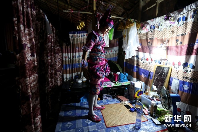 　8月17日，在緬甸仰光，一名演員準備參加緬甸傳統(tǒng)戲劇表演。